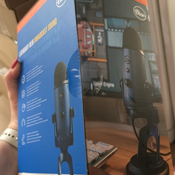BNIB - Logitech for Creators Blue Yeti USB Microphone - Picture 2 of 3